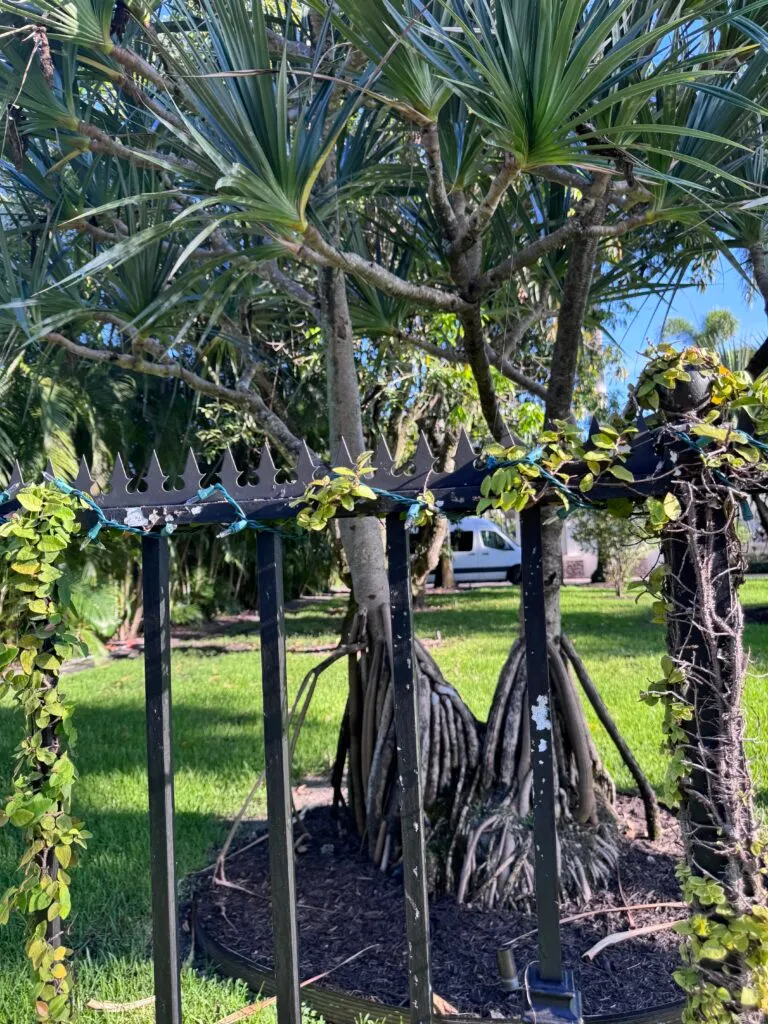 Close-up of Gothic spikes against a backdrop of tropical vegetation. Discreet and high-end security finish.