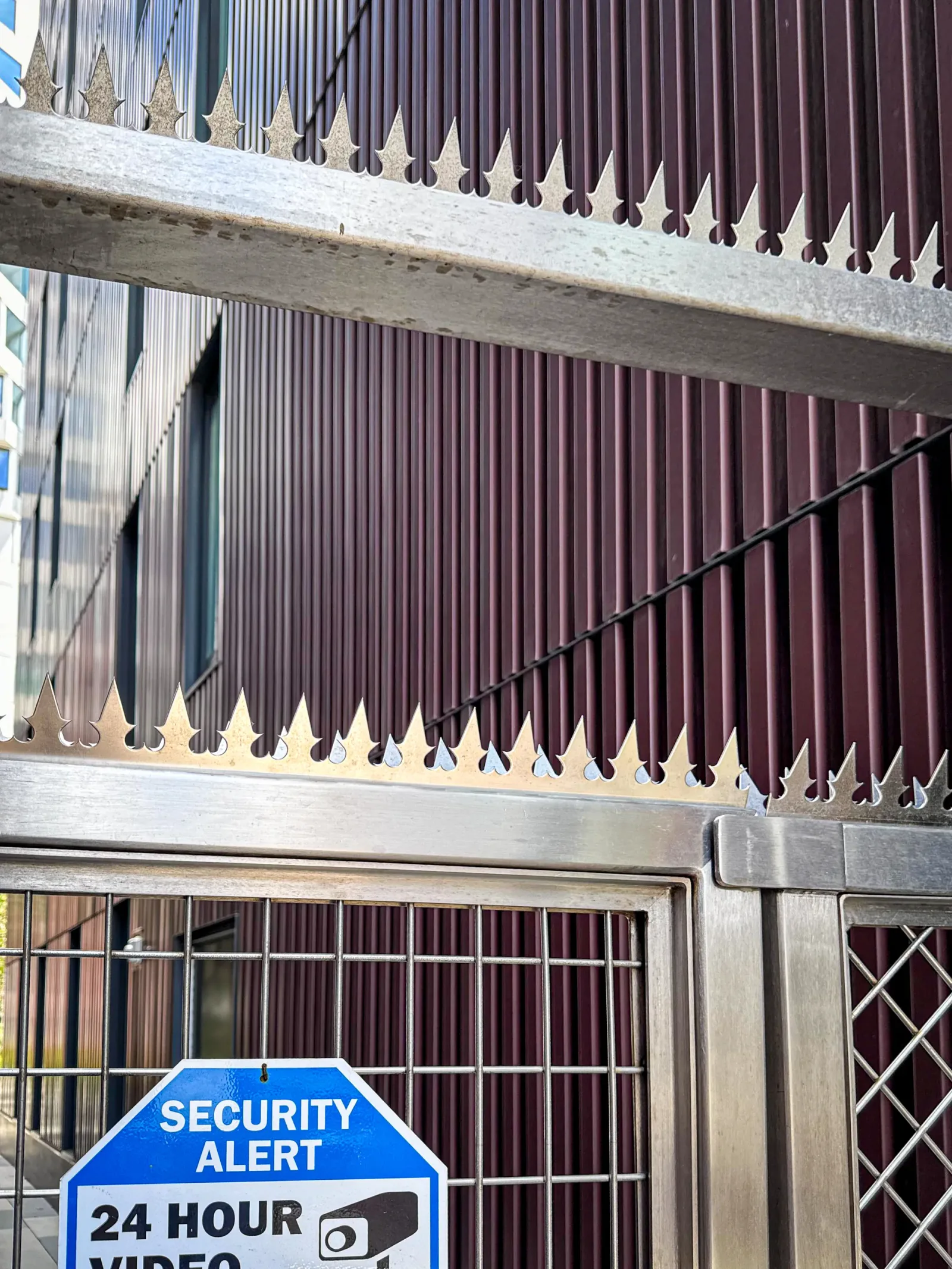 Portail de sécurité à pics et panneau de vidéosurveillance dans le paysage urbain de San Francisco.
