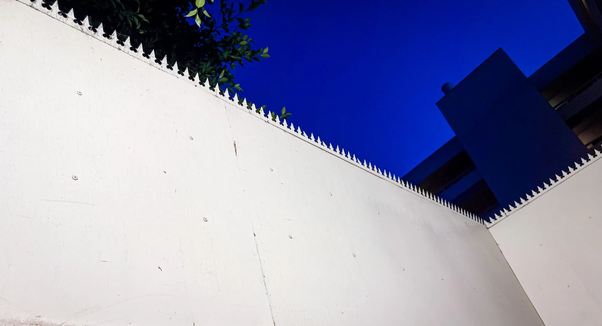 Angled run of the painted wall showing the spikes following the slope of the top edge
