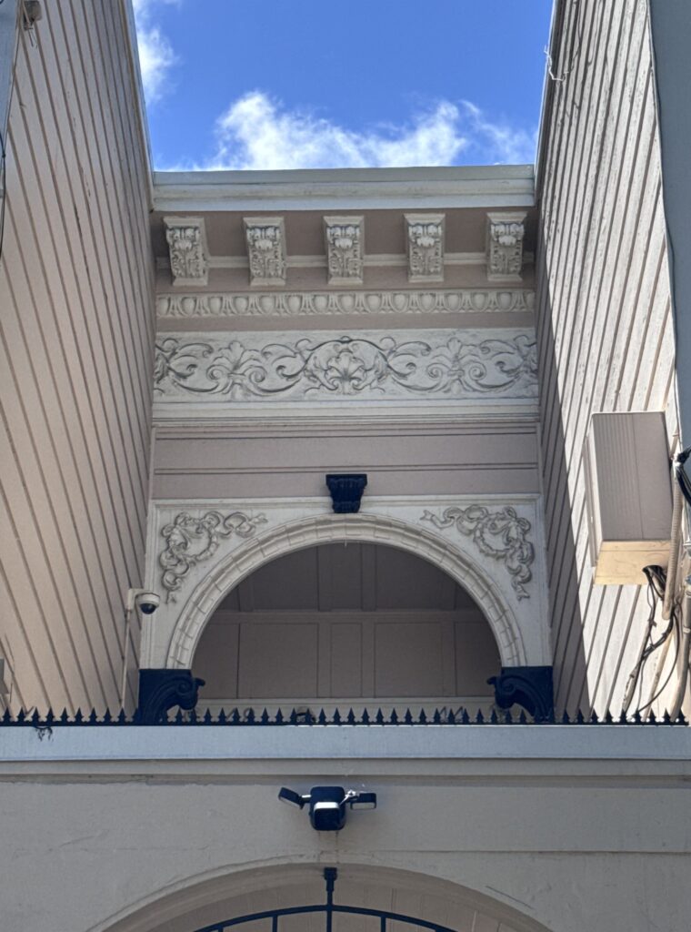 aprtment gate powerful and elegance deterrence