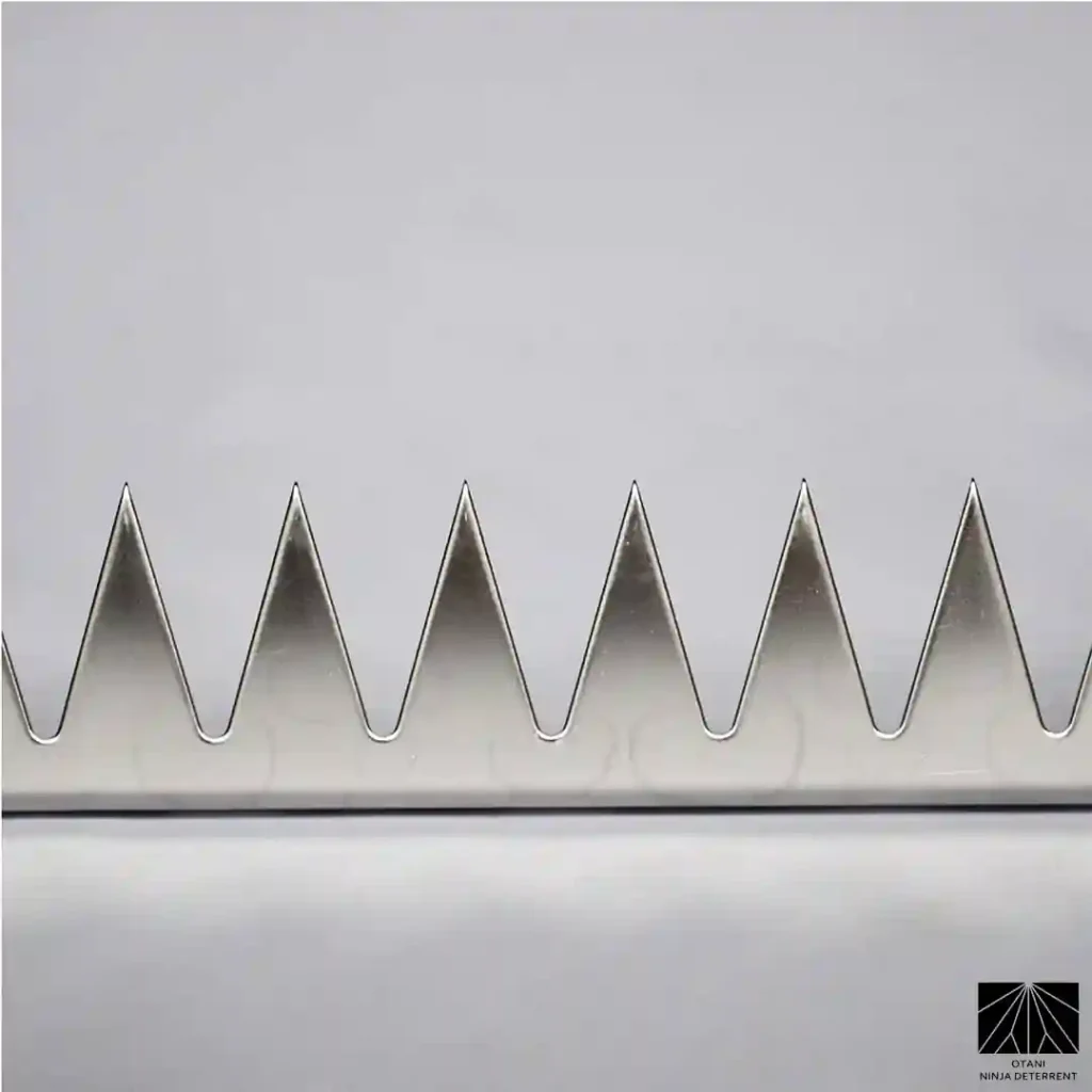 Barrera de seguridad Ninja Deterrent fabricada en acero inoxidable SUS304, garantizando máxima durabilidad contra la corrosión.