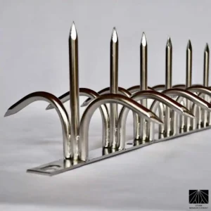 Barrera de seguridad Ninja Deterrent Classic Short Dual de acero inoxidable; doble hilera de protección contra intrusos en espacios reducidos.