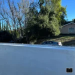 Valla de seguridad blanca protegida con la barrera de seguridad Ninja Deterrent serie Modern, garantizando privacidad y protección contra intrusos.