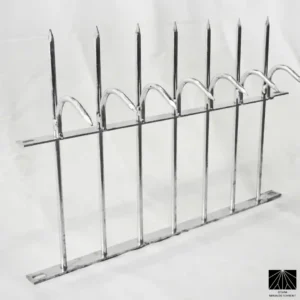 Espetos anti-escalada Ninja Deterrent Classic Middle em acabamento galvanizado para longa vida útil.