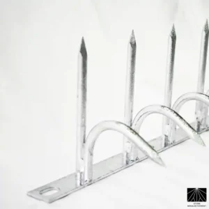 Pinchos anti-trepa Ninja Deterrent de una sola hilera en color plata galvanizada, ideales para una seguridad discreta, duradera y de fácil instalación en muros.
