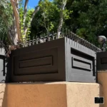 Dekorative Ninja Deterrent Sicherheitsspitzen auf einer Attikamauer zur Absicherung von Flachdächern und Terrassen.