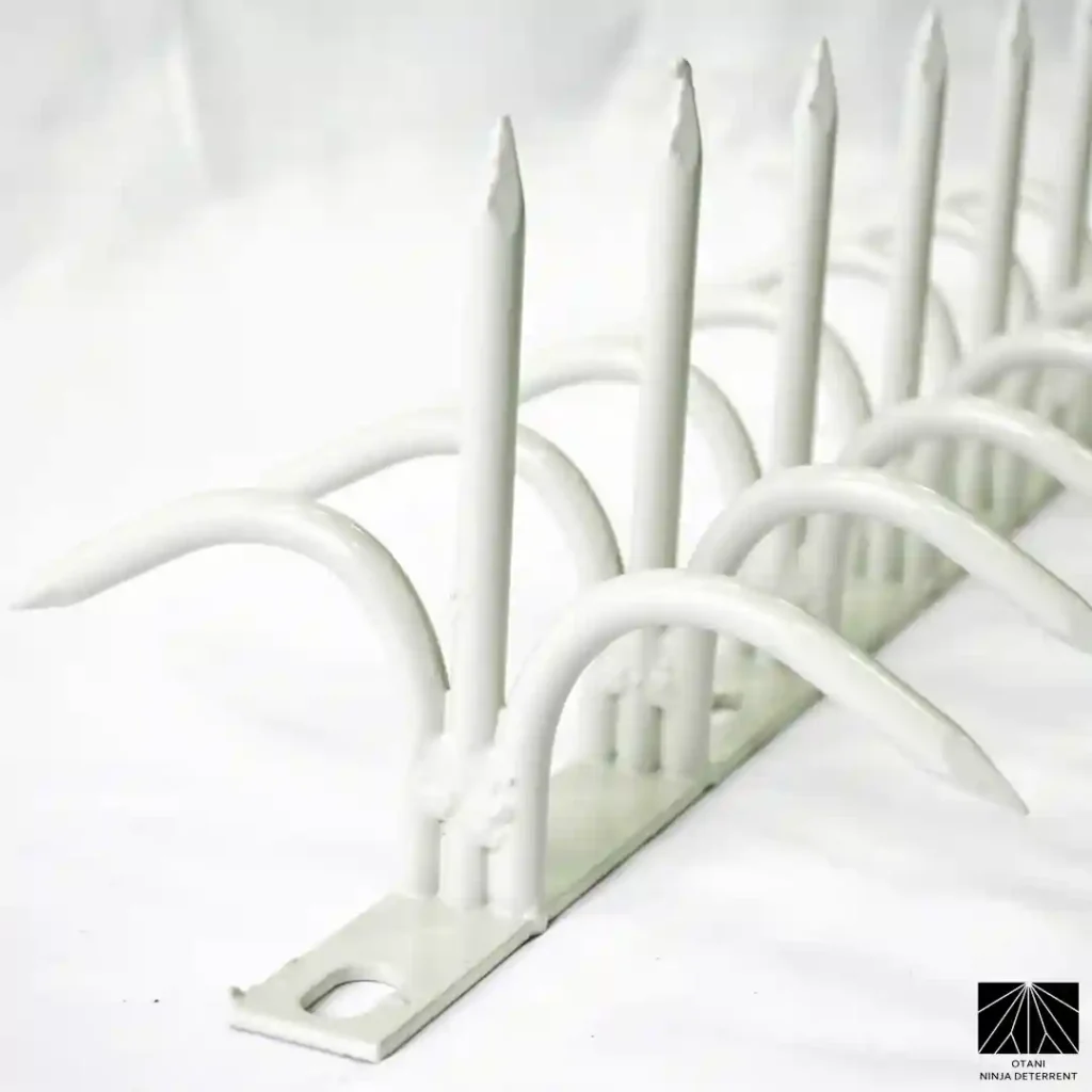 白色のダブル構造忍び返し。デザイン性と威嚇効果を両立させた、2列スパイク仕様の Ninja Deterrent 設置用パーツ。