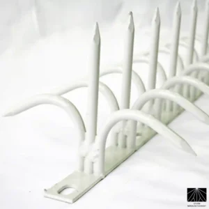 Piques anti-escalade Ninja Deterrent à double rangée en blanc, idéal pour une intégration discrète et sécurisée sur les façades claires.