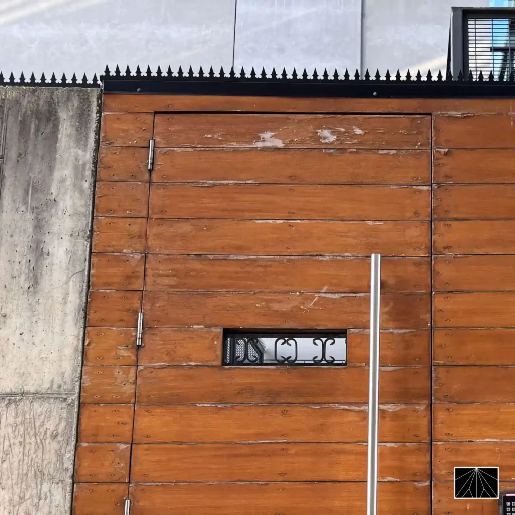 Pointes de sécurité Ninja Deterrent Gothic en acier inoxydable sur un portail de sécurité urbain, offrant une durabilité maximale en ville.