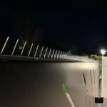 Effektive Ninja Deterrent Abwehrspitzen bei Nacht – aktiver Einbruchschutz durch visuelle Abschreckung auf der Mauer.