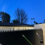 Barrera de seguridad anti-intrusión Ninja Deterrent instalada en un perímetro residencial, proporcionando protección y vigilancia física constante durante la noche.