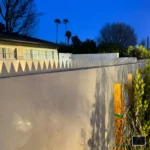 Piques anti-escalade Ninja Deterrent série Modern installés sur une clôture résidentielle au crépuscule, alliant sécurité périmétrale et design contemporain.