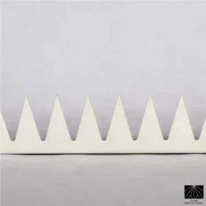 Gros plan des pointes de sécurité Ninja Deterrent en blanc, montrant la structure dentelée acérée idéale pour une protection discrète sur les murs clairs.