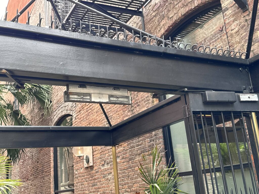 Detalhe da integração do Ninja Deterrent™ em uma junção de aço.