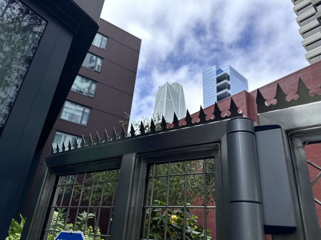 Untersicht (Close-up): Das silberne Finish reflektiert Licht und verleiht den Spikes eine scharfe, zugleich elegante Präsenz.