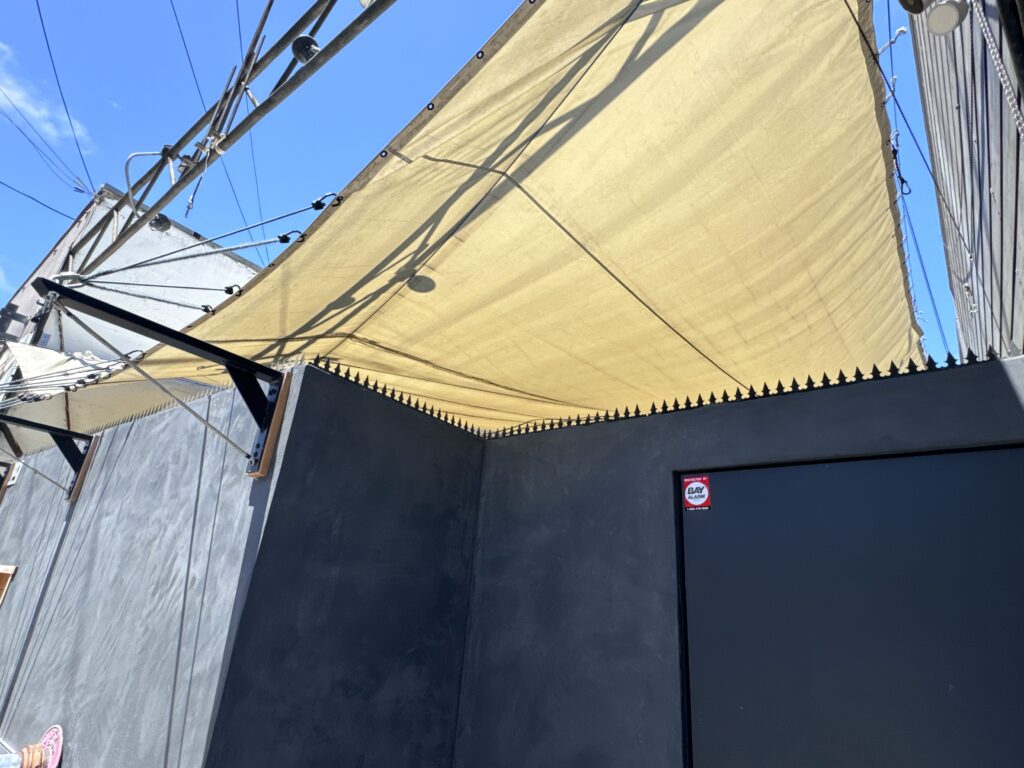 Corner detail showing seamless DTgiz-HL coverage on a black perimeter wall.