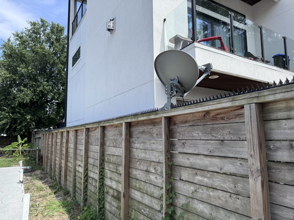 Elevação traseira onde a coroa Gothic continua sem interrupções sobre postes e juntas dos painéis.