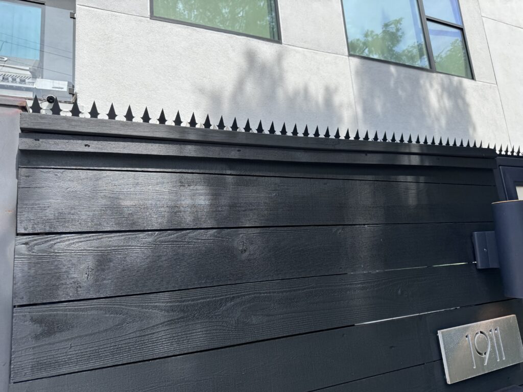 表札付近の立面。Gothicクラウンの細く均一なシルエットを確認。