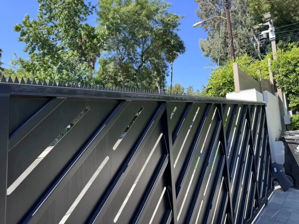 旧金山黑色金属平移门上锋利的锯齿状安全刺