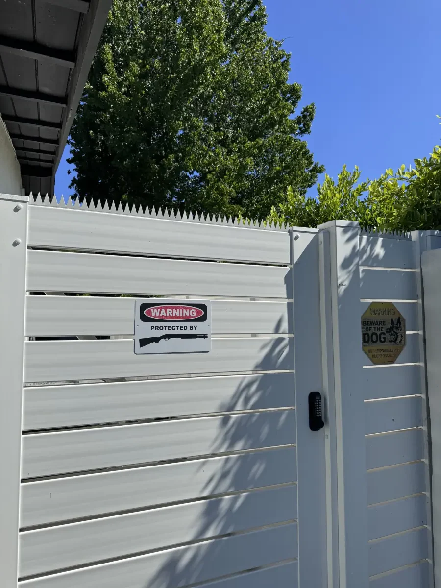 旧金山现代白色墙壁中集成的安全黑色金属门