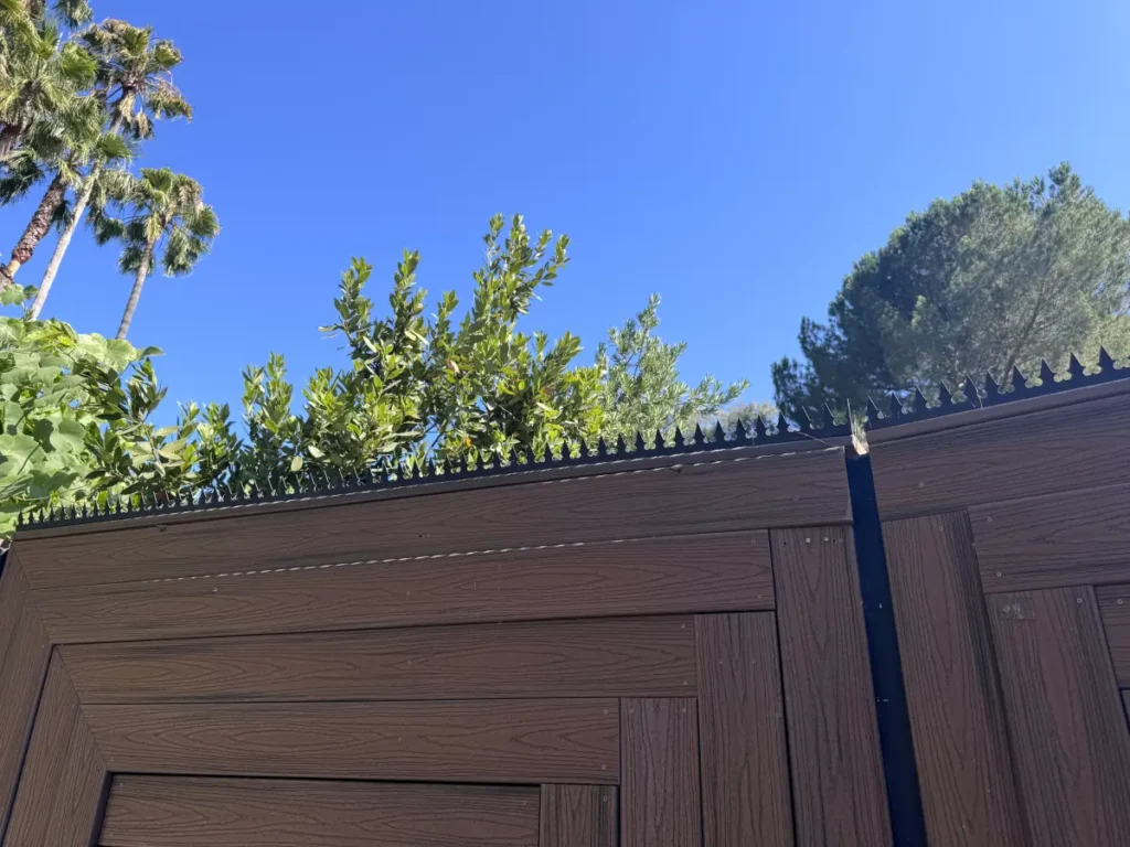 旧金山设计师木制大门上安装的 Ninja Deterrent 防爬刺，提供可靠的境界安全