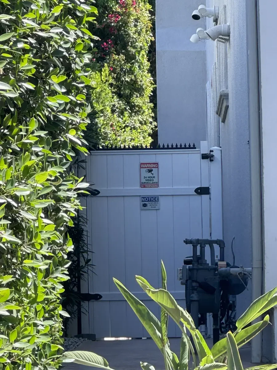 旧金山住宅窗台上安装的锋利 Ninja Deterrent 防爬刺，用于增强家庭安防