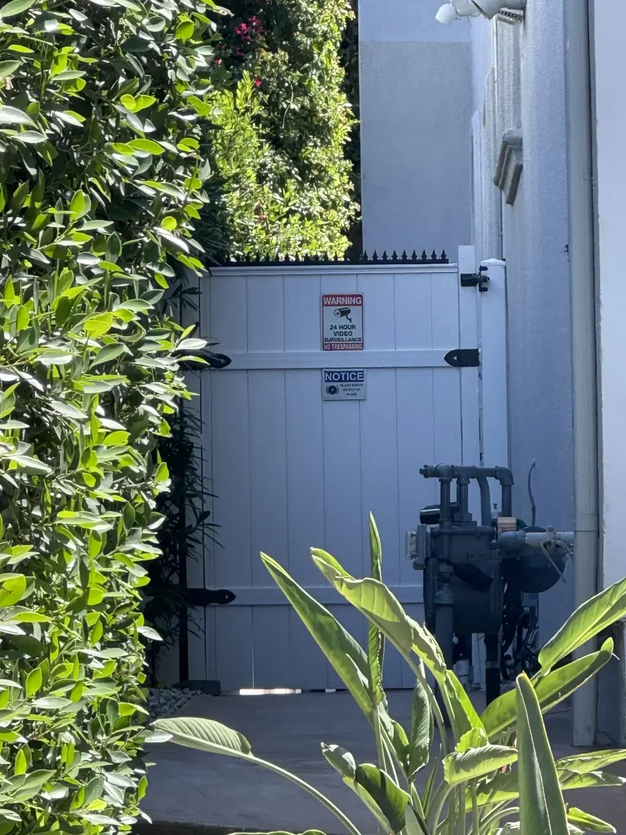 旧金山住宅窗台上安装的锋利 Ninja Deterrent 防爬刺，用于增强家庭安防