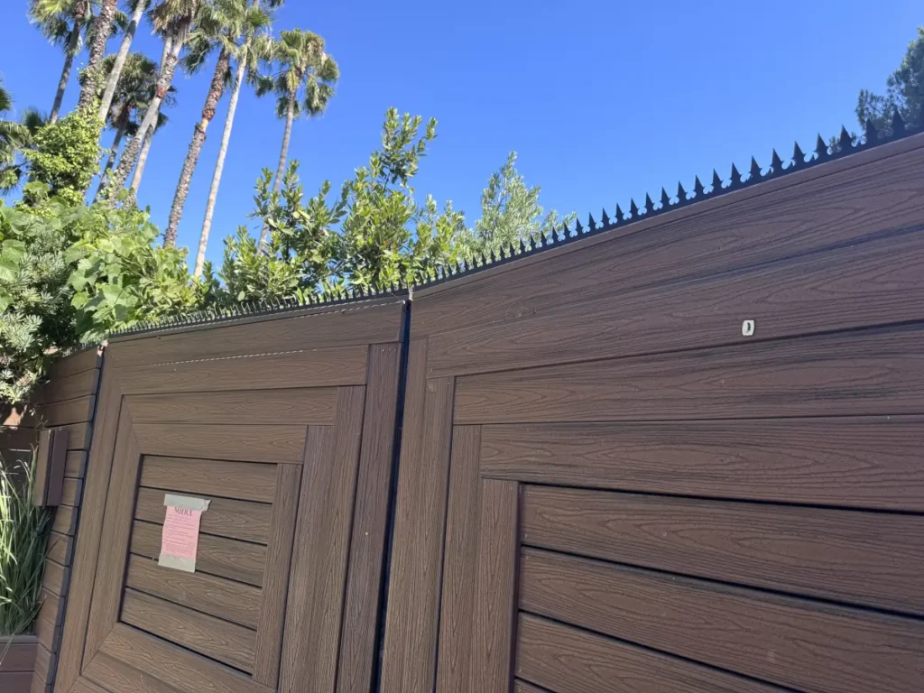 集成在旧金山当代住宅大门上的黑色防爬刺特写