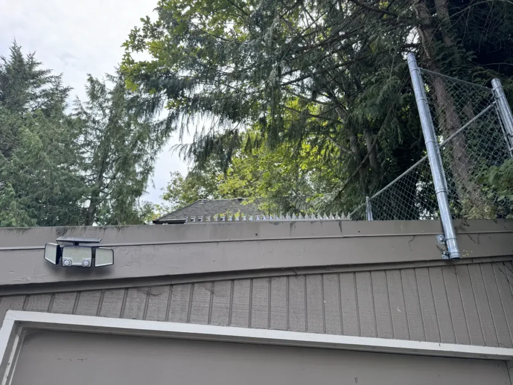 安装在西雅图住宅车库屋顶上的防爬刺（Anti climb spikes）Ninja Deterrent 的全景图