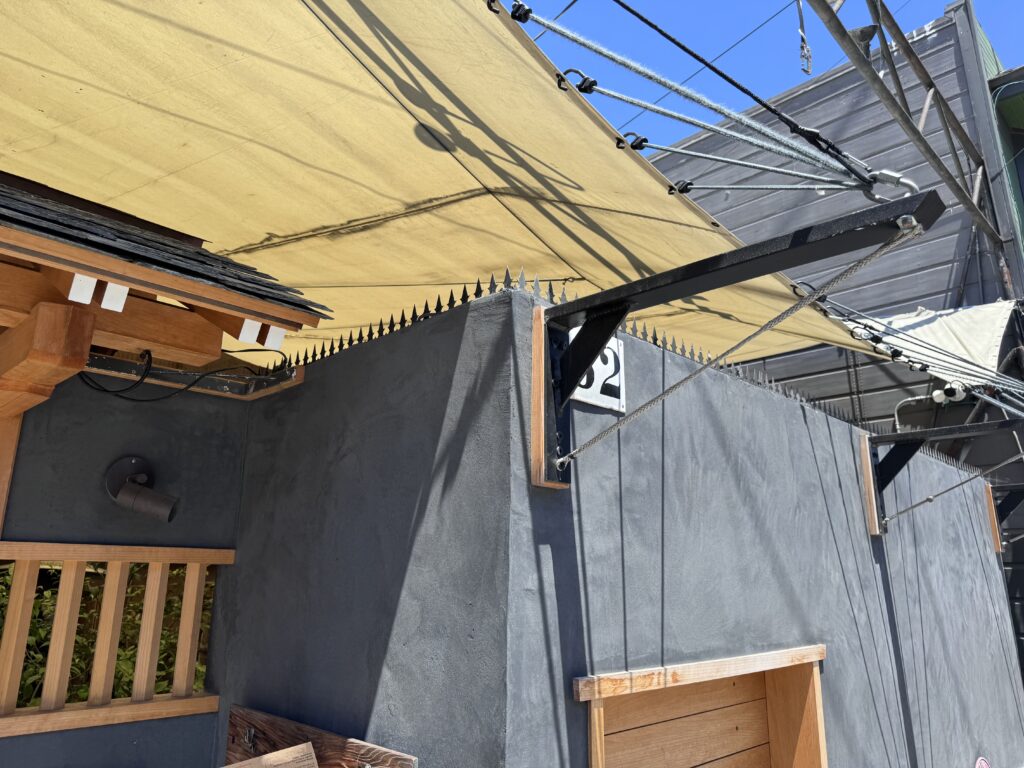 サンフランシスコの居酒屋の黒い土壁に、Gothicを取り付けた様子。