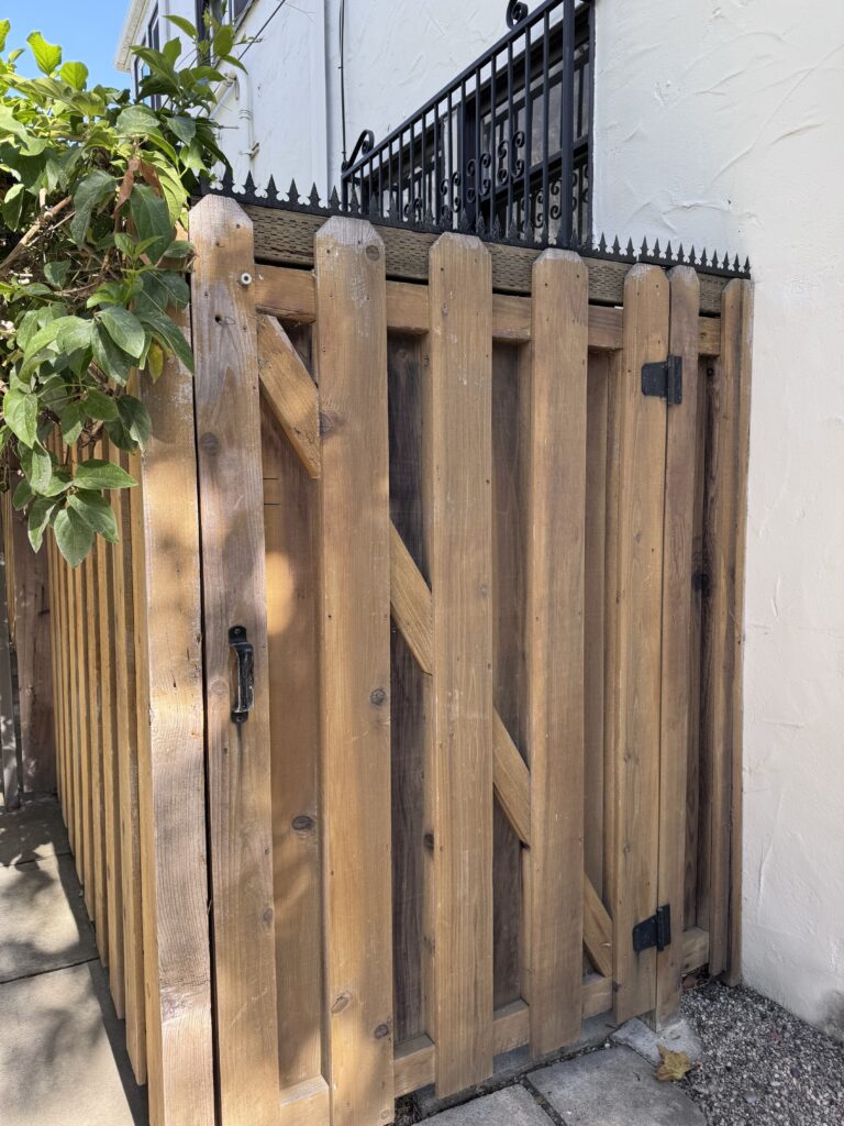 Nahaufnahme der oberen Tor-Kante mit Anti-Climb-Sicherheits-Spikes und Scharnierbereich.